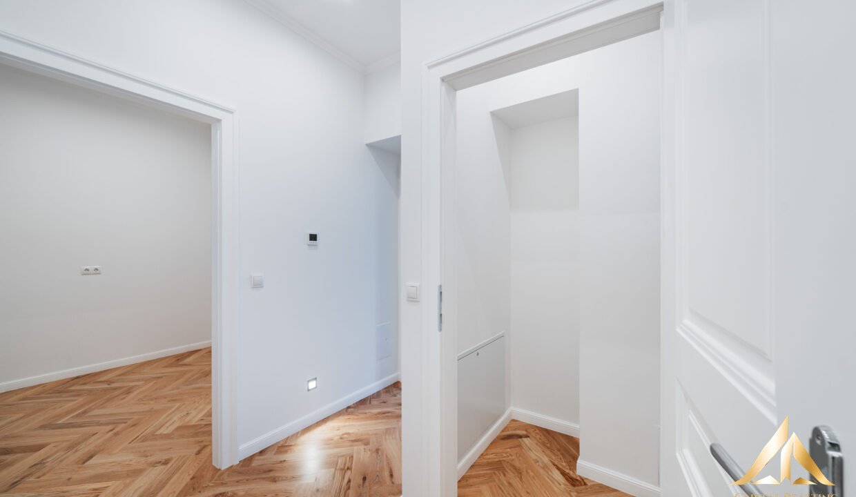 Bennoplatz-1A-1080-Wien-Top-3-4-Bild-Vorraum-mit-Abstellraum__ScaleMaxWidthWzM4NDBd