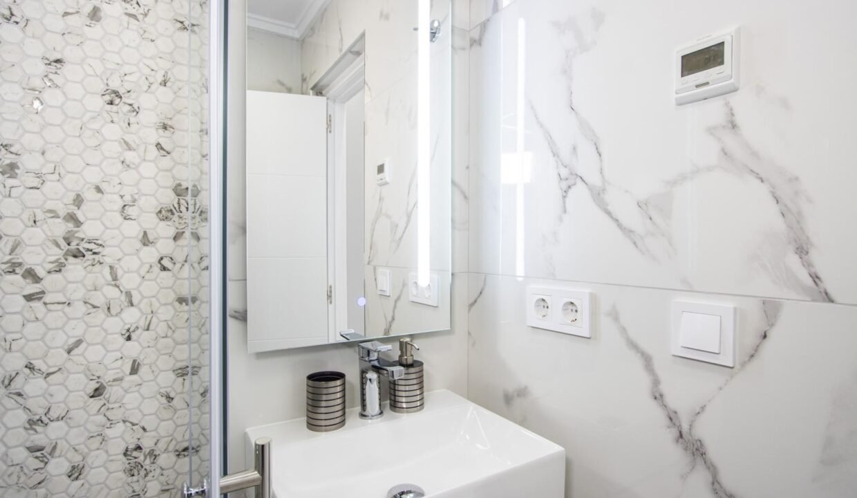 AQhdekSv4kwF_1727707642-fullHD