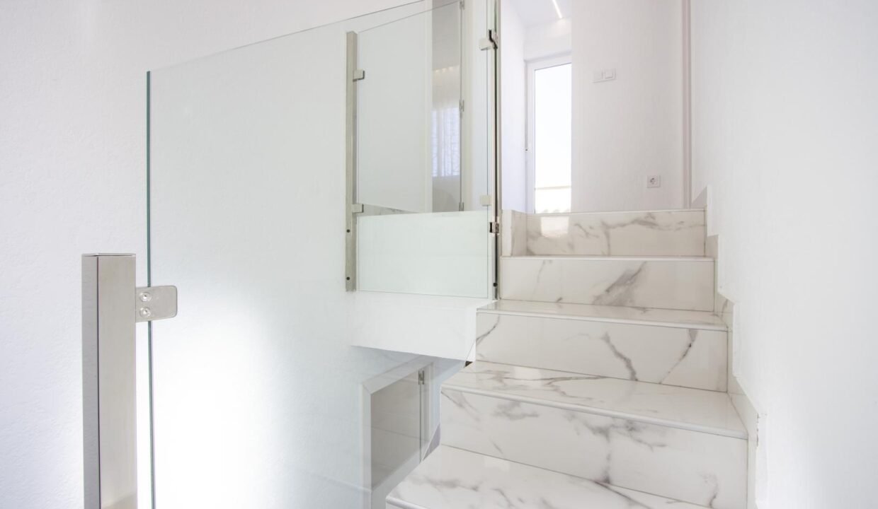 BJeZTcUxCxsC_1727707595-fullHD