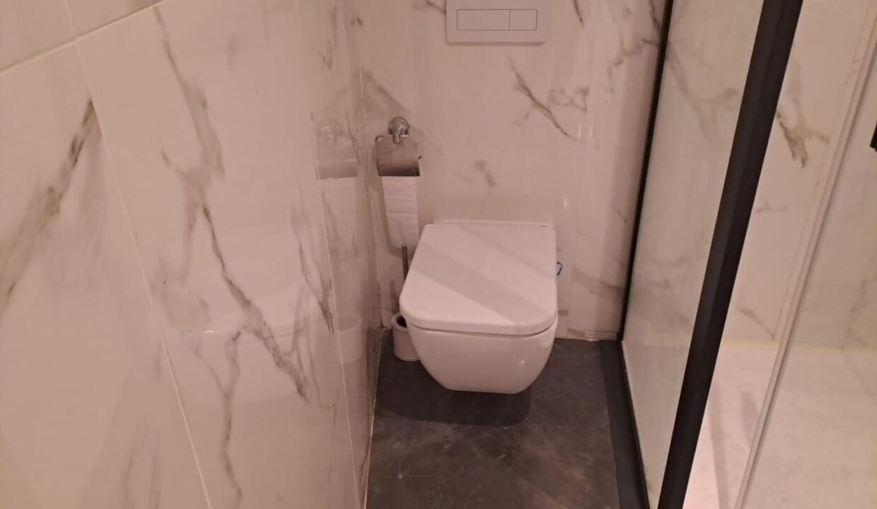 EDnTyOO4VZ6I_1726734158-fullHD