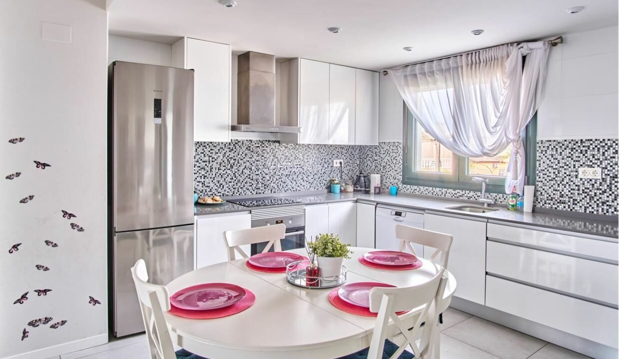 FAmbB4tS6Yea_1649928269-fullHD