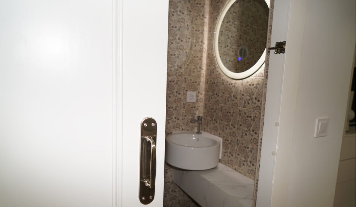 G2i-E3twW8vC_1695399364-fullHD