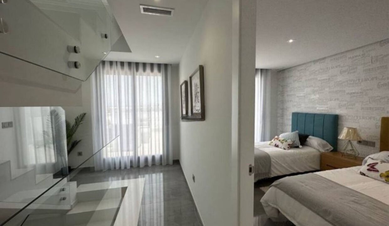 HoOOKwA_Fqa1_1741100852-fullHD