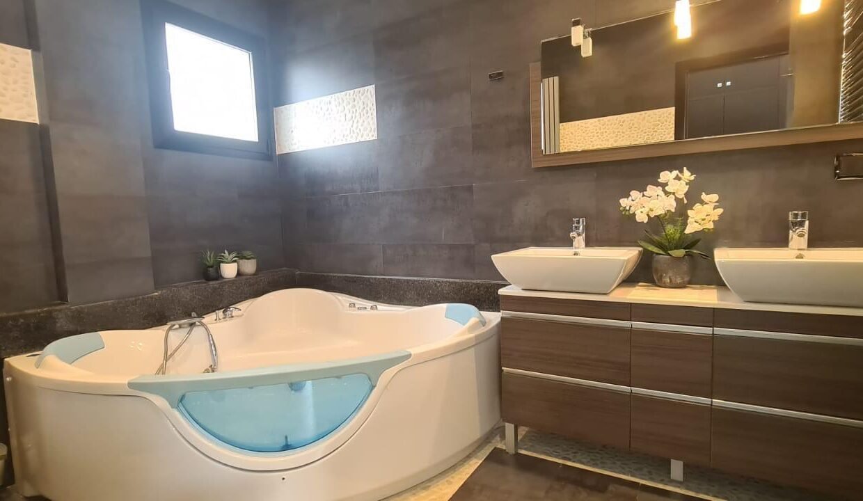 IZ1zce9YbELB_1732889821-fullHD