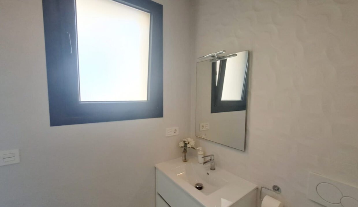 QZm1xKezv6-a_1748603752-fullHD