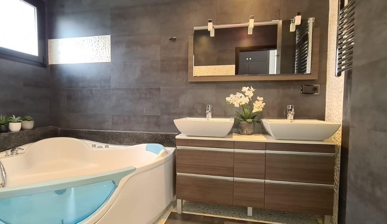 RFkOMTnxUThX_1732889795-fullHD