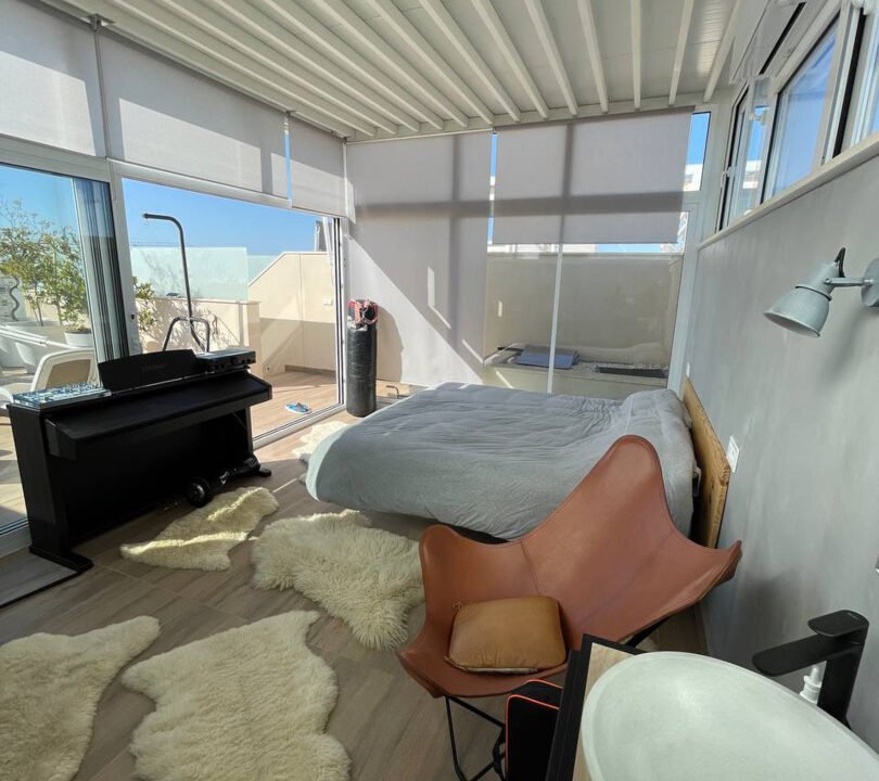 RmYE-zN-04vm_1740673477-fullHD