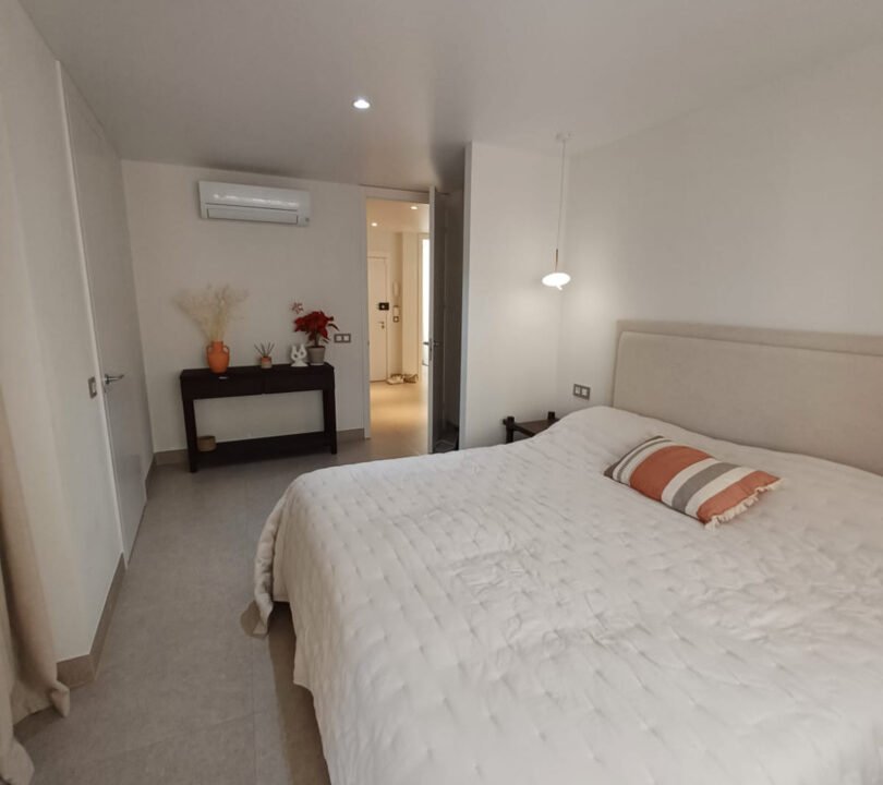 auX1UgVnYz7X_1736426580-fullHD