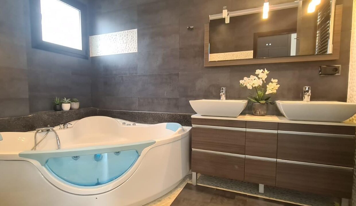 mPWPYNaR7mjJ_1732889790-fullHD