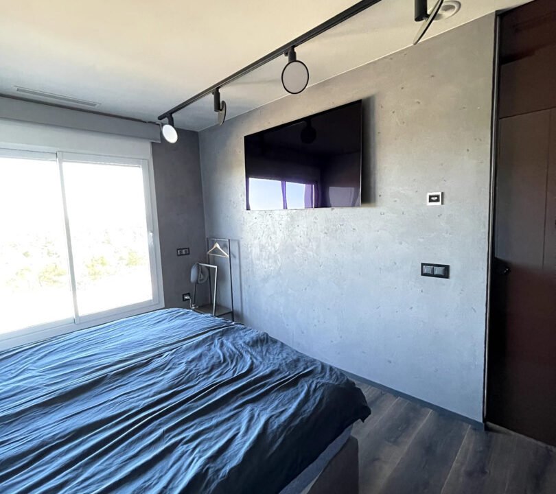 r_6cFUzdsKtI_1740673414-fullHD