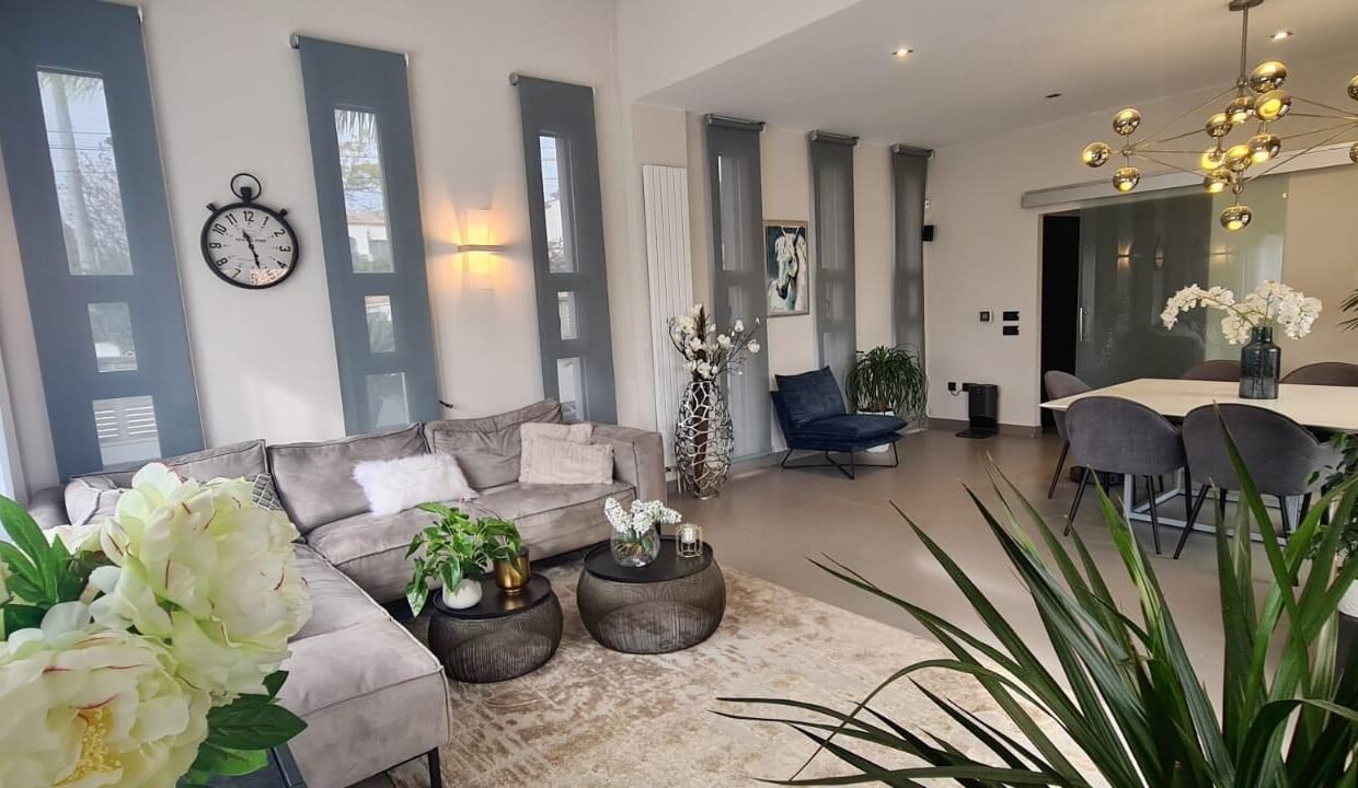 vRfSLUaTT2lA_1732889849-fullHD