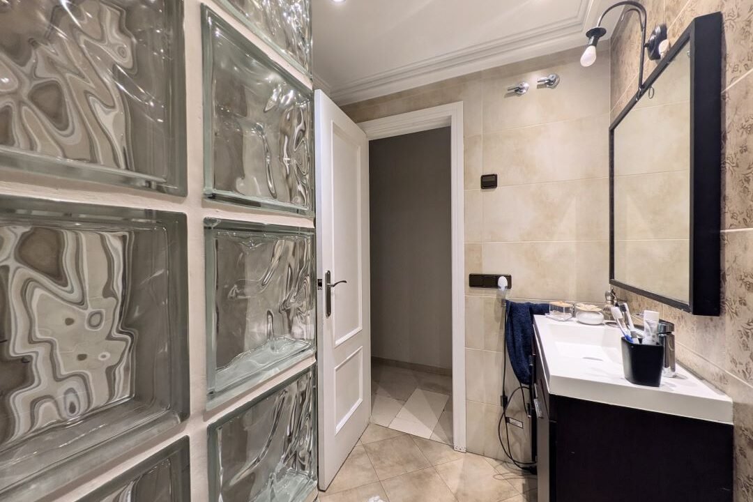 zRi3j7SLux_J_1741969206-fullHD