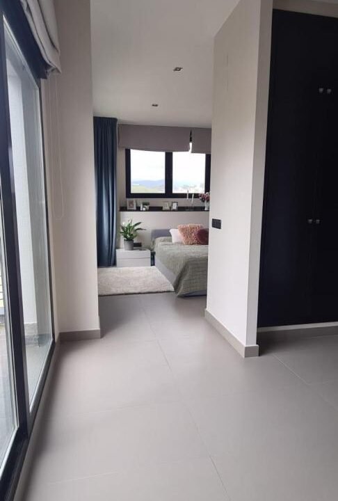 zyZ1M_7f2I8p_1732889847-fullHD